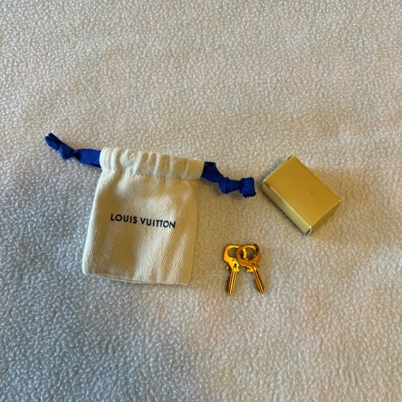 **New** Louis Vuitton Lockset #311 with 2 keys and Dustbag - Picture 8 of 12